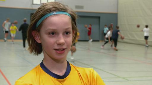 Jonas spielt Basketball | Rechte: KiKA
