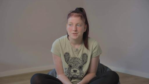 Lerne Stacy besser kennen! | Rechte: KiKA