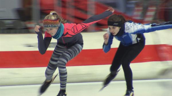Hannah (li.) beim Eislauf-Trainung mit ihrer Klassenkameradin Maria. Die beiden trainieren für den großen Wettkampf in Inzell.