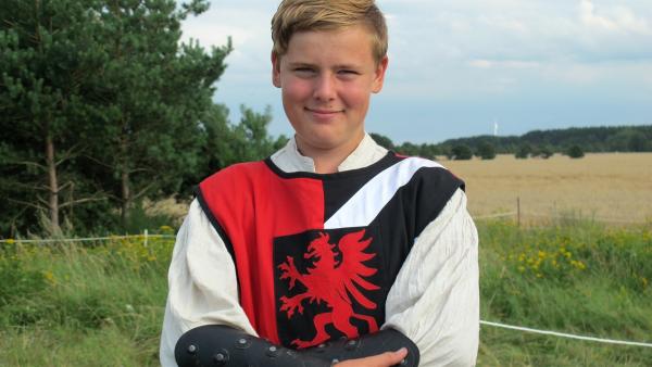 Markus ist 13 Jahre alt und trägt sein eigenes Ritterkostüm.