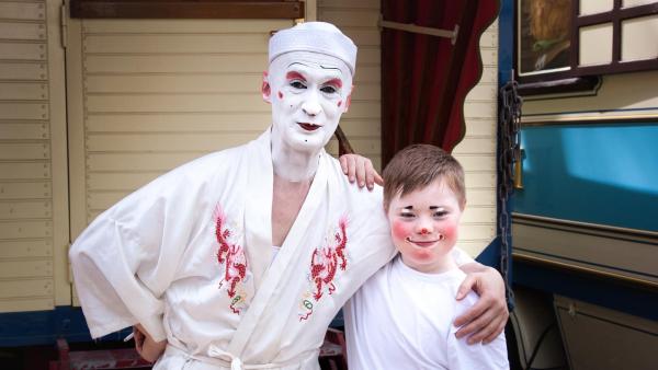 Kilian und Weissclown Gensi kurz vor dem gemeinsamen Auftritt im Zirkus