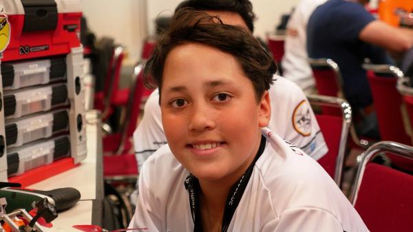 Justin ist zwölf Jahre alt und einer der besten Piloten in der Drohnenracer-Szene.