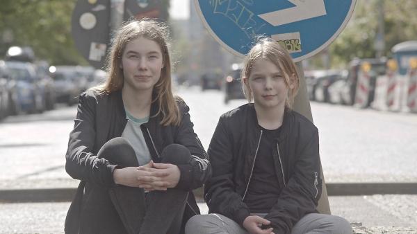 Paula (links) und Frida finden, dass es zu wenig Zebrastreifen gibt.