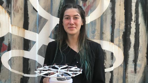 Nelli und ihr Modell vom Volocopter