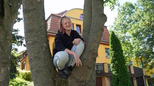 Da es zu Hause Schwierigkeiten gab, lebt Stacy jetzt in der Kinder-WG.