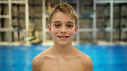 Linus ist Wasserspringer. Er übt Sprünge vom 1-Meter bis zum 10-Meter Turm. Sein großes Ziel: eine Medaille bei den Deutschen Meisterschaften.