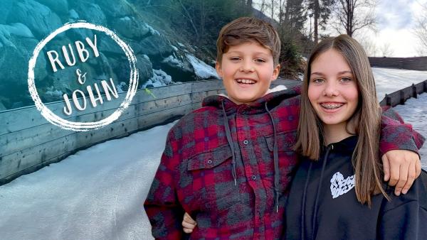 John und Ruby dicht beieinander vor der Rodelbahn.
