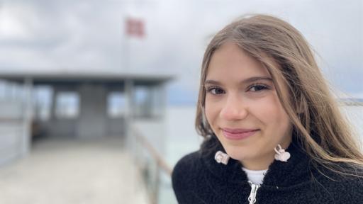 Estha Angely steht an einem Bootssteg am Bodensee.