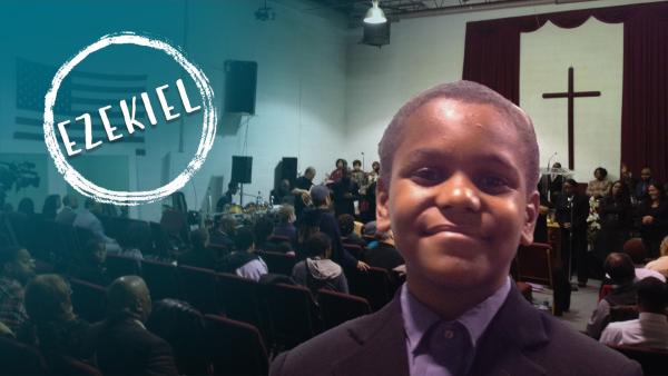 Ezekiel im Portrait vor einer kirchlichen Veranstaltung.