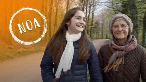 Rechte: © KiKA/Alfred Nrecaj Noa mit Mutter beim Waldspaziergang. Beide sehr fröhlich.