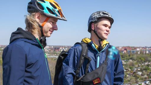 BFF – Ole & Dorian – Freunde für immer! | Rechte: MITTELDEUTSCHER RUNDFUNK zwei junge Männer mit Fahrradhelm