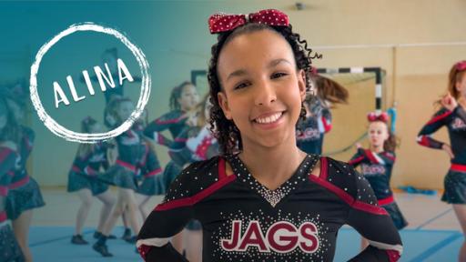 Cheerleaderin Alina lächelt in die Kamera.