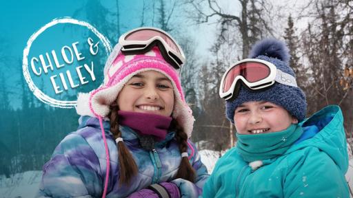 Chloe Eiley Alaska | Rechte: Lynn Klockow/hr Zwei Mädchen in dicker Winterkleidung vor verschneiter Landschaft.