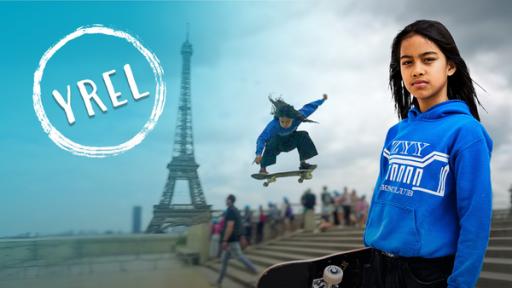 Ein langhaariger Junge macht vor dem pariser Eifelturm einen Sprung auf seinem Skateboard | Rechte: SWR Ein langhaariger Junge macht vor dem pariser Eifelturm einen Sprung auf seinem Skateboard