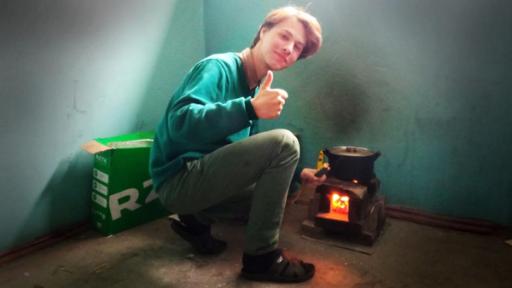 #Ukraine · 2 Jahre Leben im Krieg - Folge 9 - #Ukraine · Mein Land im Krieg – Kriegstagebuch (9) | Rechte: Radio Bremen | Helena Brinkmann Vlad heizt die Wohnung.