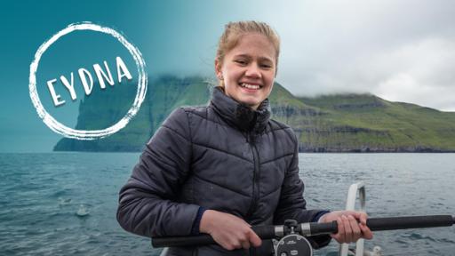 Eydna – Leben mitten im Atlantik | Rechte: Guido Holz/timeline tv/hr Das Mädchen Eydna sitzt mit einer Angel auf einem Boot im Meer und lächelt.