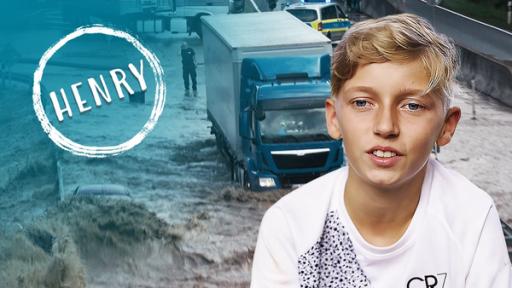 Henry und das Hochwasser | Rechte: SWR, PhareMedia UG Henry steht am riesigen Krater, den das Hochwasser in seinem Ort hinterlassen hat.