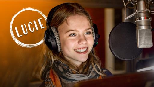 Lucie im Tonstudio | Rechte: SWR Ein junges Mädchen mit dem Namen Lucie steht mit Kopfhörern vor einem Studio-Mikrofon.