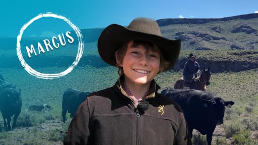 Marcus, der Cowboy | Rechte: hr Ein Junge mit kurzen Haaren und Cowboyhut. Im Hintergrund grasen Rinder. In einem weißen Kringel steht der Name "Marcus"