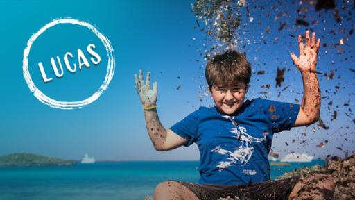 Schau in meine Welt: Lucas und die Seegraswächter | Rechte: hr Lucas wirft lachend am Strand Seegras in die Luft.