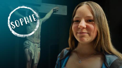 Sophie und die letzten Tage von Jesus | Rechte: hr Sophie lächelt in die Kamera. Sie hat langes glattes blondes Haar und braune Augen. Im Hintergrund ist ein Kruzifix zu sehen.