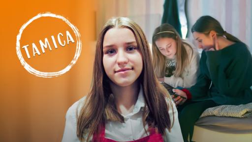 Tamica, die Cyberheldin | Rechte: hr Portrait eines Mädchen mit dunklen langen Haaren. Im Hintergrund sitzen zwei Mädchen nebeneinander und schaut auf ihre Handys.