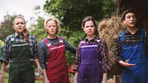 Schloss Einstein Staffel 21 | Rechte: MDR/KiKA Am Stall stehen Nele, Martha, Sarah und Kasimir in bunten Latzhosen und schauen verwundert.
