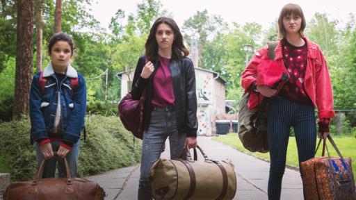 Schloss Einstein Staffel 23 | Rechte: MDR/KiKA Finja, Leni und Flora stehen nebeneinander mit frustierenden Blick und Gepäck in den Händen.