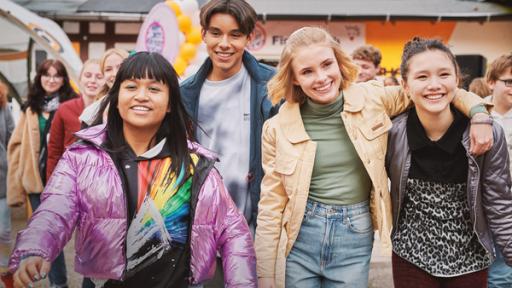 Schloss Einstein Staffel 26 | Rechte: MDR/KiKA Massuda, Leon, Caroline und Io stehen lächelnd nebeneinander. Im Hintergrund sind andere Schüler zu sehen.