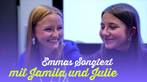Jamila (Rolle Chiara) und Julie (Rolle Nesrin) sitzend. Bildtext: Emmas Songtext mit Jamila und Julie.