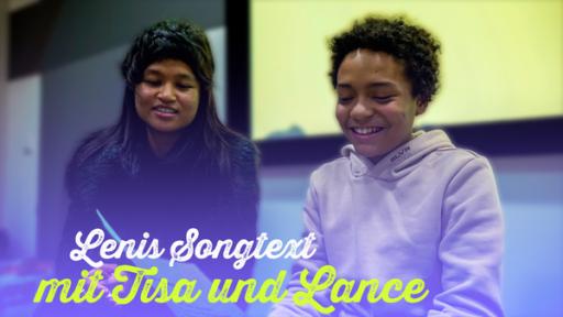 Zwei Einstein Darsteller sitzen zusammen. Bildtext: Lenis Songtext mit Tisa und Lance.