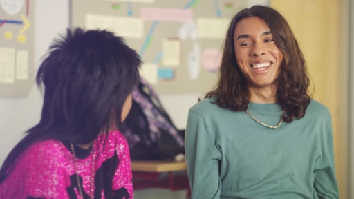 Tisa (Rolle Massuda) und Dean (Rolle Leon) lachen sich an.