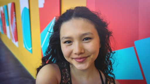 Abschiedsvideo Clara Jaschob | Rechte: MDR / Saxonia Media / KiKA Ein Mädchen steht vor einem bunten Hintergrund und schaut in die Kamera