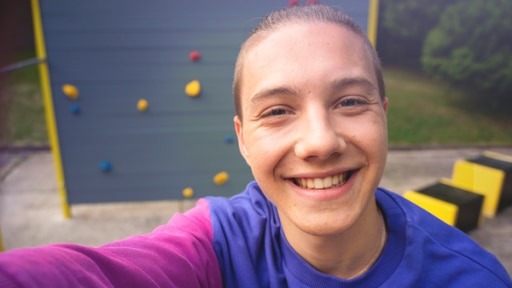 Philip verabschiedet sich von seiner Rolle als Noah Tenel | Rechte: MDR / Saxonia Media / KiKA Philip (Rolle Noah Temel) macht ein Foto von sich, hinter ihm eine Kletterwand.