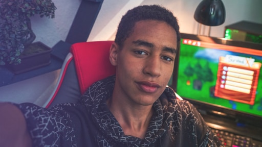 Jonathan spielt die Rolle Malik | Rechte: MDR/Saxonia Media Jonathan (Rolle Malik) macht ein Selfie von sich. Im Hintergrund steht ein PC.