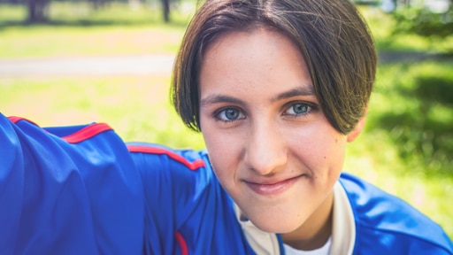 Lou spielt die Rolle Luna | Rechte: MDR/Saxonia Media Lou (Rolle Luna) lächelt in die Kamera. Sie trägt eine blaue Sportjacke.