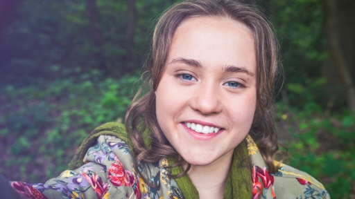 Elma spielt die Rolle Frida | Rechte: mdr/Saxonia Media Elma (Rolle Frida) schaut freudig in die Kamera, im Hintergrund Natur.