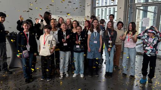 Gruppenbild von Einstein Darstellern und Fans, um sie herum Konfetti