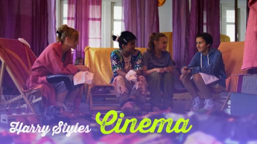 Folge 1090: Cinema von Harry Styles | Rechte: MDR/Saxonia Media Chiara, Massuda, Frida und Luna sitzen auf Liegestühlen und lachen sich an.