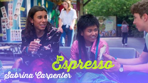Folge 1094: Espresso von Sabrina Carpenter | Rechte: MDR/Saxonia Media Leon, Massuda und Simon sitzen zusammen auf einer Bank aus Paletten