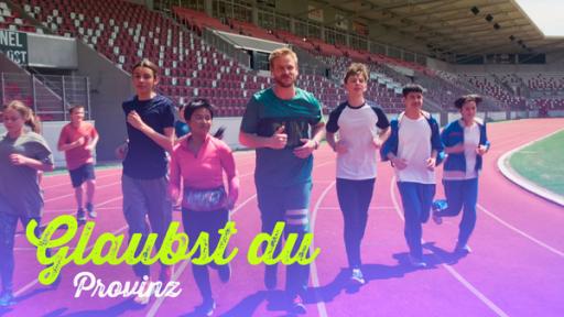 Folge 1084: Glaubst du | Rechte: MDR/Saxonia Media Herr Hauser und einige Einsteiner joggen nebeneinander durch ein Stadion.
