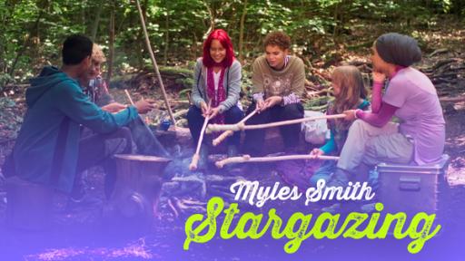 Folge 1090: Stargazing von Myles Smith | Rechte: MDR/Saxonia Media Malik, Mikka, Chiara, Elly, Ava und Frau Amani sitzen an einem Lagerfeuer im Wald.