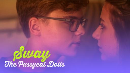 Folge 1089: Sway von The Pussycat Dolls | Rechte: MDR/Saxonia Media Marlon und Nesrin stehen dicht voreinander und schauen sich in die Augen.