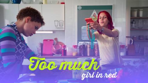 Folge 1085: Too much | Rechte: MDR/Saxonia Media Ava schaut konzentriert auf eine Schüssel mit Essen, Elly macht ein Foto davon