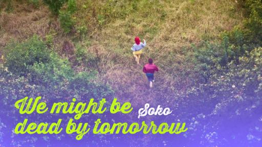 Folge 1092: We might be dead by tomorrow von Soko | Rechte: MDR/Saxonia Media Perspektive von oben: Ava rennt hinter Elly über eine Wiese