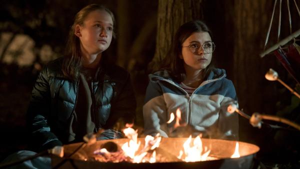 Rosa (Karlotta Hasselbach, r.) kann nicht schlafen und Fabienne (Paula Uhde) leistet ihr Gesellschaft. Ob die Gruselgeschichten von Sirius etwas damit zu tun haben?