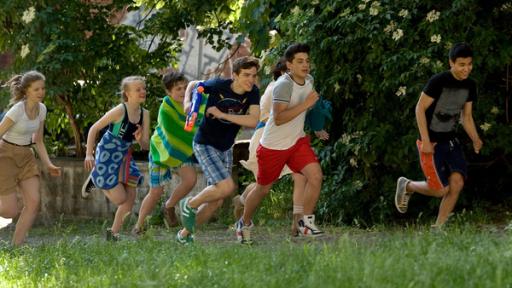 Es besteht keine Chance ins Internat zurückzukehren. Immer mehr Schüler werden von ihren Eltern nach Hause geholt. Die Einsteiner sind auf der Flucht vor dem Wachpersonal.   