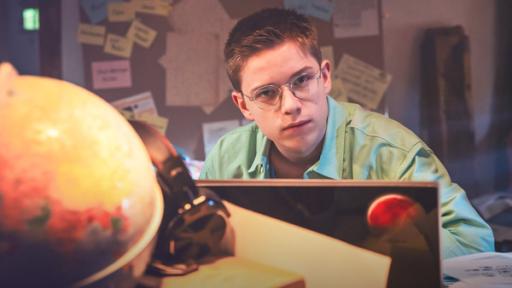 Schloss Einstein (1077) Der Code-Knacker | Rechte: Kika Ein Junge mit Brille sitzt in einem Klassenraum.