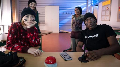 Schloss Einstein (990) | Rechte: Saxonia Badu klopft in Floras Invisible-Challenge einen Spruch nach dem anderen. Das bleibt nicht folgenlos...