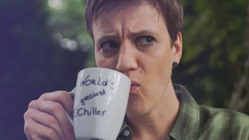 Deleted Scene • Frau Schillers Tasse | Rechte: MITTELDEUTSCHER RUNDFUNK Eine Person trinkt aus einer Tasse.